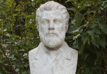 Statuia lui Ion Creangă amplasată în Humuleşti