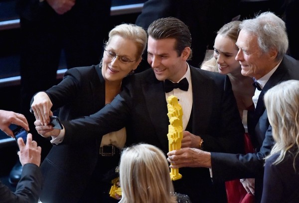 Chiar dacă nu a câștigat niciun Oscar anul acesta, Bradley Cooper continuă tradiția selfie-urilor. 