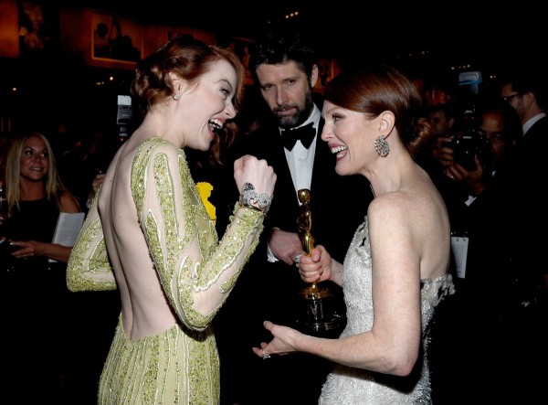 Emma Stone, felicitând-o pe Julianne Moore, cea mai bună actriță în rol principal. 