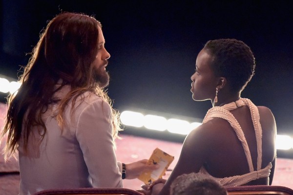 Câștigătorii de anul trecut, Jared Leto și Lupita Nyongo, surprinși împreună.