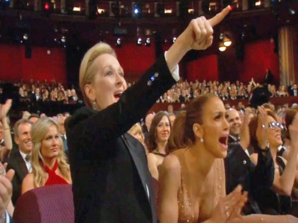 Meryl Streep și Jennifer Lopez, în timpul discursului laureatei Patricia Arquette.