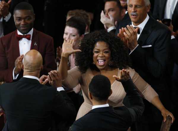 Oprah, felicitându-l pe John Legend, care a câștigat premiul pentru cel mai bun cântec original.