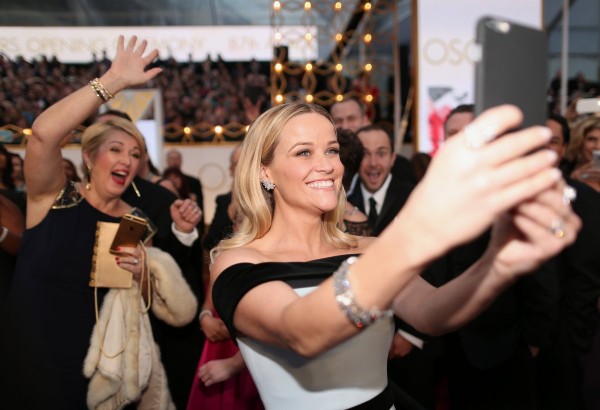 Reese Witherspoon a făcut mai multe selfie-uri cu fanii săi.