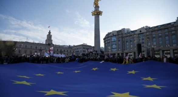 (FOTO și VIDEO) Zeci de mii ce georgieni au ieșit în stradă, împotriva actualei puteri