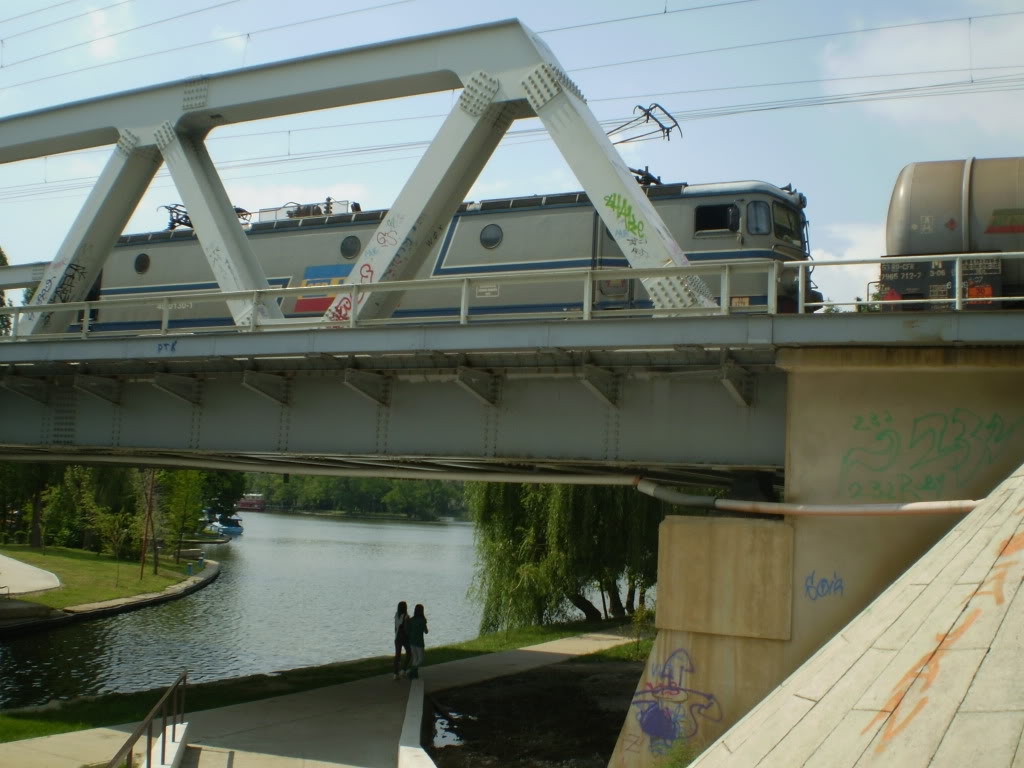 Podul feroviar care trece peste Lacul Herăstrău