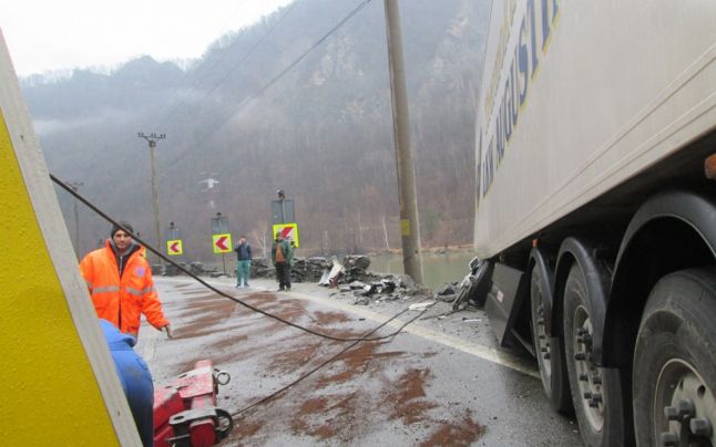 FOTO Circulaţie îngreunată pe Valea Oltului: un şofer bulgar, la un pas să plonjeze cu TIR-ul în Olt