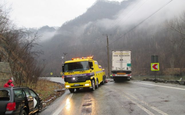 FOTO Circulaţie îngreunată pe Valea Oltului: un şofer bulgar, la un pas să plonjeze cu TIR-ul în Olt