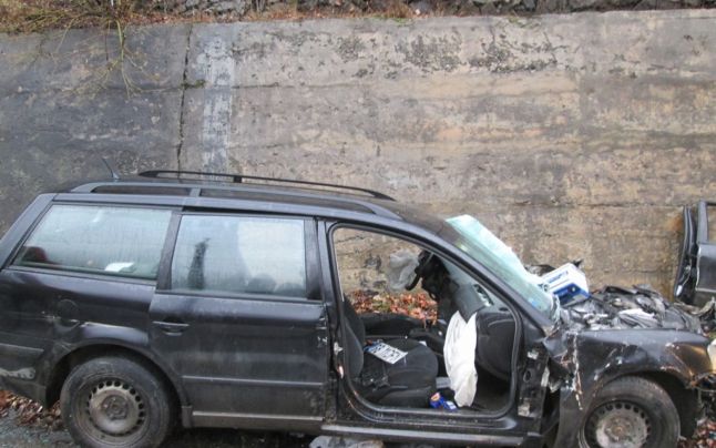 FOTO Circulaţie îngreunată pe Valea Oltului: un şofer bulgar, la un pas să plonjeze cu TIR-ul în Olt