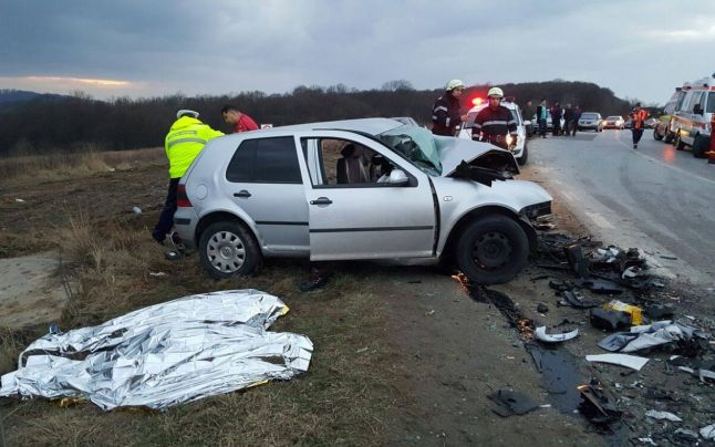 FOTO Carnagiu pe şoseaua Deva - Lugoj: trei oameni au murit într-un accident provocat de un şofer imprudent