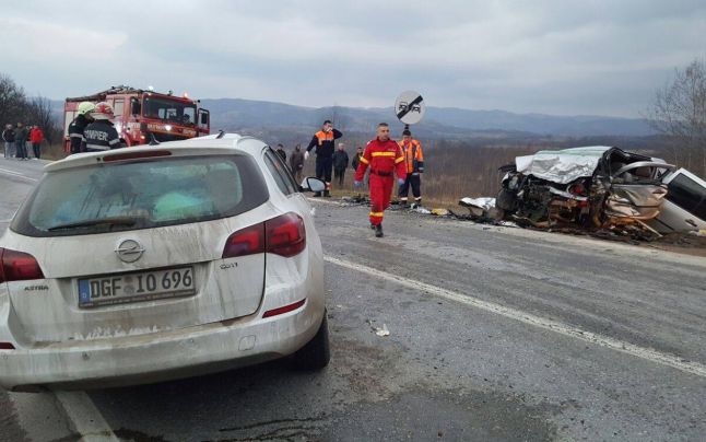 FOTO Carnagiu pe şoseaua Deva - Lugoj: trei oameni au murit într-un accident provocat de un şofer imprudent