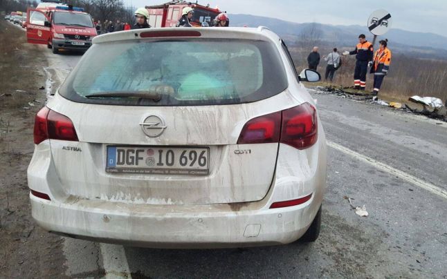 FOTO Carnagiu pe şoseaua Deva - Lugoj: trei oameni au murit într-un accident provocat de un şofer imprudent