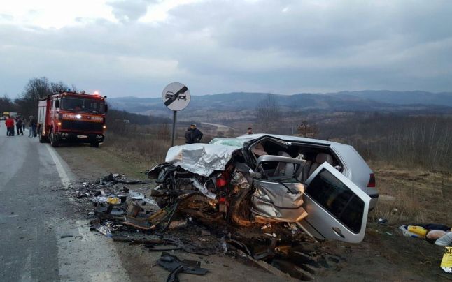 FOTO Carnagiu pe şoseaua Deva - Lugoj: trei oameni au murit într-un accident provocat de un şofer imprudent