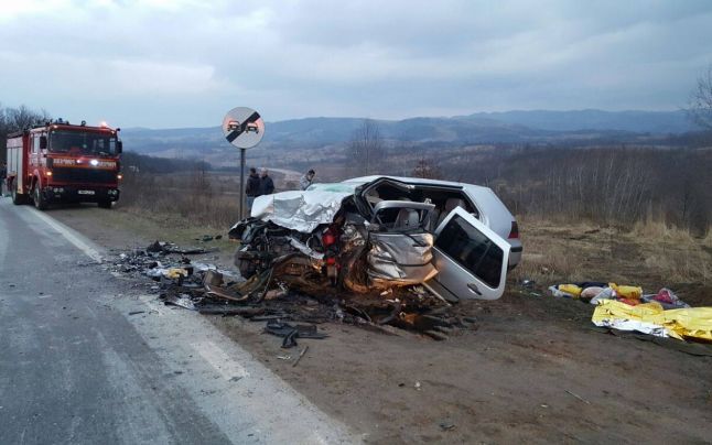 FOTO Carnagiu pe şoseaua Deva - Lugoj: trei oameni au murit într-un accident provocat de un şofer imprudent