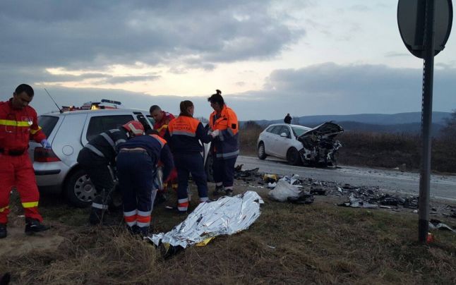 FOTO Carnagiu pe şoseaua Deva - Lugoj: trei oameni au murit într-un accident provocat de un şofer imprudent