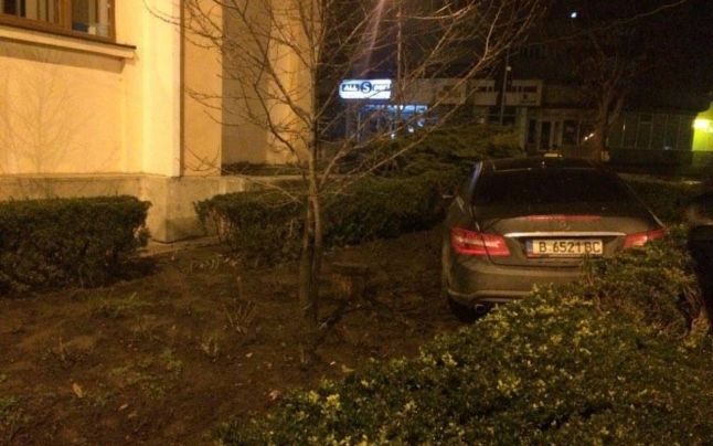 Accident spectaculos în centrul Bârladului. Mercedesul unei beizadele locale, la un pas să rupă zidul Primăriei