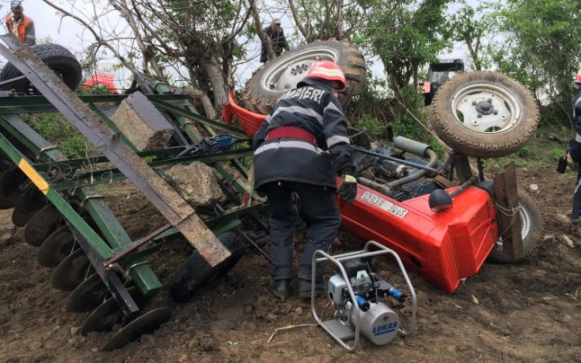 Intervenţie de coşmar pentru salvatorii SMURD. Un bărbat din localitatea Vişina a murit strivit de tractorul cu care ara pământul