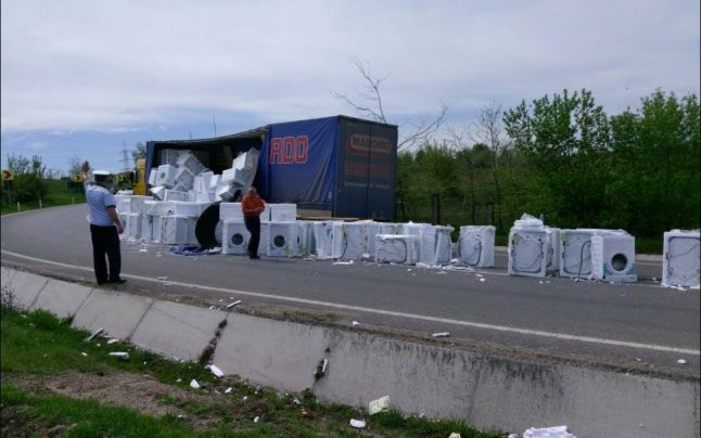 FOTO Zeci de maşini de spălat au căzut dintr-un tir în apropiere de Huşi, blocând Drumul European 581