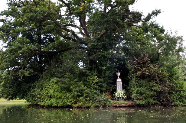 Princess-Dianas-grave-at-Althorp-House-Northampton