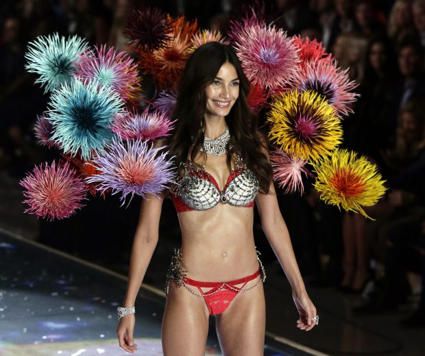 Lily Aldridge, sutien, Victoria's Secret 