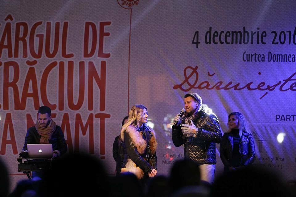 Lidia Buble îl soarbe din priviri: cu ochii țintă pe Cătălin Botezatu, pe scenă la Târgul de Crăciun de la Neamț