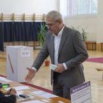 Cum-au-reactionat-Dragnea-si-Basescu-dupa-ce-membri-ai-comisiei-sectiei-de-vot-au-refuzat-sa-dea-mana-cu-ei–Foto-