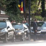 EBa şi nepoţeii au aşteptat pe trotuar până când părinţii s-au urcat în maşină