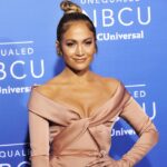 Jennifer Lopez la NBCUniversal UpFront, purtând inelul Pheres